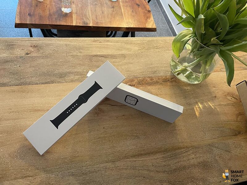 Man sieht die Apple Watch 7 in ihrer Verpackung.